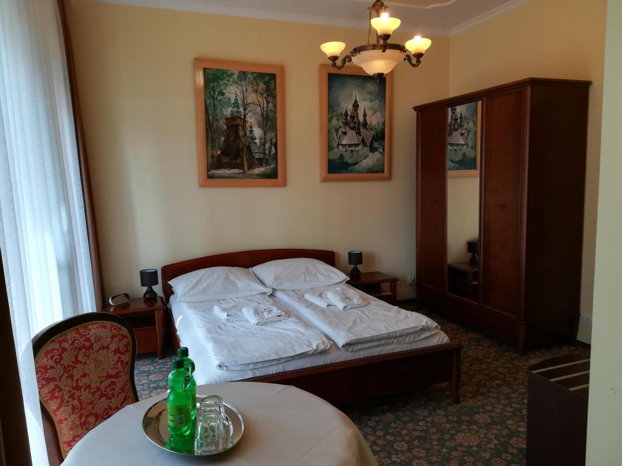 Hotel Victoria Cechini à Krynica-Zdrój Extérieur photo
